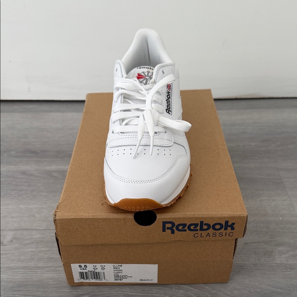 Unworn Reebok Classic White Leather Shoes Size 9.5 - BRAND NEW!
